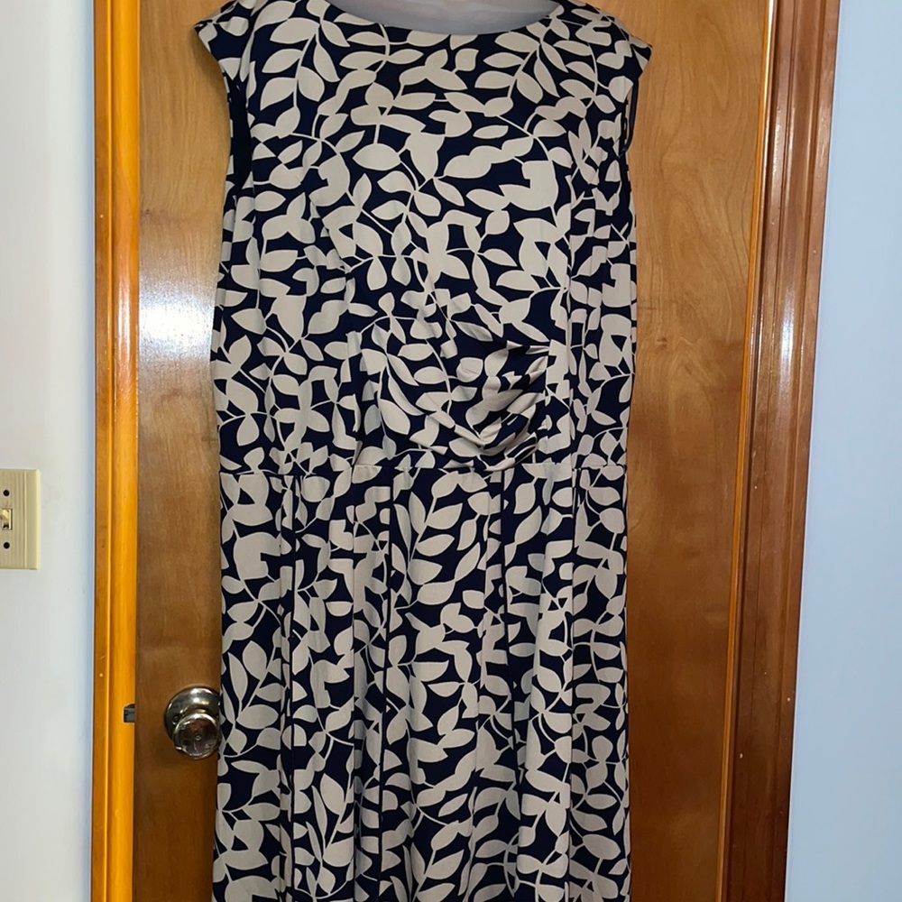 Sleeveless dress black/navy background  cream leaves